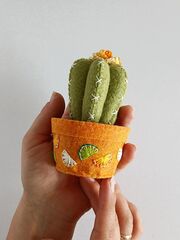 Кактус из фетра в горшочке с вышивкой, изображение 3