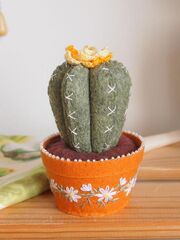 Кактус из фетра в горшочке с вышивкой, изображение 4