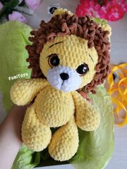 Львенок амигуруми из плюшевой пряжи вид спереди