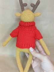 Вязаная игрушка Лось в свитере, изображение 2
