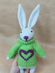 Вязаная игрушка Заяц в свитере, изображение 2