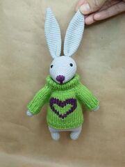 Вязаная игрушка Заяц в свитере, изображение 4
