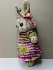 Вязаная игрушка Зайка в цветном платье, изображение 3