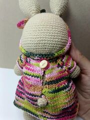 Вязаная игрушка Зайка в цветном платье, изображение 2