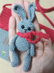Комплект: вязаная сумочка и брелок зайчик, изображение 3