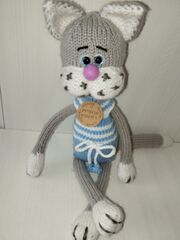 Вязаная игрушка Котенок в комбинезоне, изображение 2