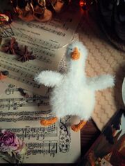 Игрушка Гусь вязаный, 10-11 см, пушистый, ручная работа, брелок, обвес на сумку, изображение 5
