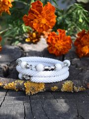 Многорядный браслет из бисера и бусин на жесткой  основе. Белый, изображение 3