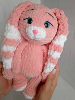 Вязаный заяц. Розовый с длинными ушами