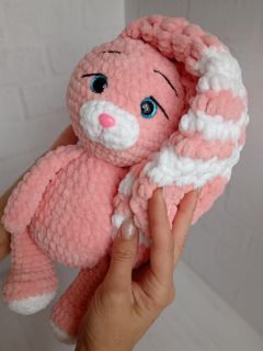 Вязаный заяц. Розовый с длинными ушами, изображение 3