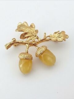 Брошь с янтарем Дубок