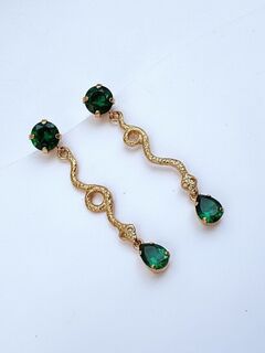 Серьги Змейки из авторской фурнитуры с позолотой, с изумрудными кубическими цирконами