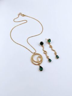 Серьги Змейки из авторской фурнитуры с позолотой, с изумрудными кубическими цирконами, изображение 3