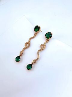 Серьги Змейки из авторской фурнитуры с позолотой, с изумрудными кубическими цирконами, изображение 2