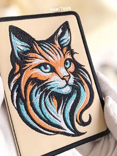 Кожаная обложка на паспорт женская (экокожа) с машинной вышивкой FomiToys. Кошка разноцветная. Ручная работа, Вариации товаров: 1, изображение 2