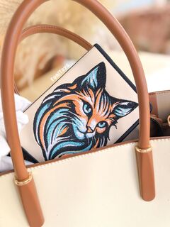 Кожаная обложка на паспорт женская (экокожа) с машинной вышивкой FomiToys. Кошка разноцветная. Ручная работа, Вариации товаров: 1, изображение 3