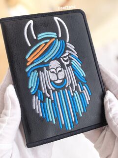 Кожаная обложка на паспорт женская/мужская (экокожа) с машинной вышивкой FomiToys. Лама разноцветная. Ручная работа, Вариации товаров: 13, изображение 2
