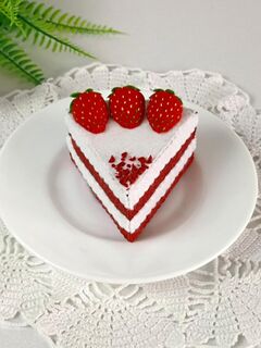 Торт из фетра Красный бархат с клубникой, изображение 3