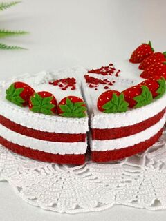 Торт из фетра Красный бархат с клубникой, изображение 4