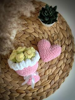 Вязаный набор-подарок 2в1: плюшевый букетик 13х10 см и брелок сердце красный 9х7 см, розовый, изображение 4