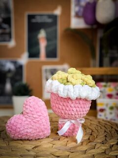 Вязаный набор-подарок 2в1: плюшевый букетик 13х10 см и брелок сердце красный 9х7 см, розовый