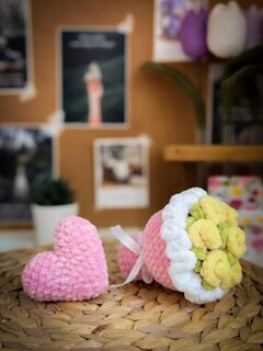 Вязаный набор-подарок 2в1: плюшевый букетик 13х10 см и брелок сердце красный 9х7 см, розовый, изображение 2