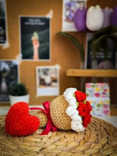 Вязаный набор-подарок 2в1: плюшевый букетик и брелок сердце, красный