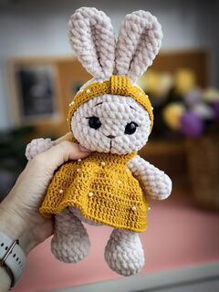 Вязаная зайка в платье с бусинами, изображение 4