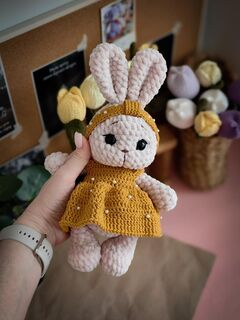 Вязаная зайка в платье с бусинами, изображение 2