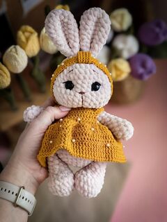 Вязаная зайка в платье с бусинами