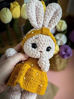 Вязаная зайка в платье с бусинами, изображение 3