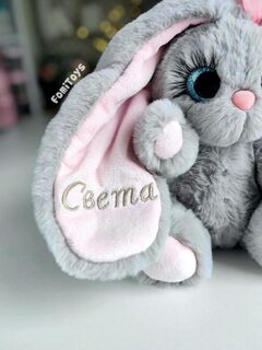 Плюшевая зайка ручной работы 25 см, именная игрушка с метрикой на ушке, подарок FomiToys, изображение 3