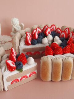 Игрушечный торт с клубникой "Шарлотта"