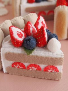 Игрушечный торт с клубникой "Шарлотта", изображение 2