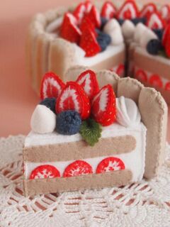 Игрушечный торт с клубникой "Шарлотта", изображение 3