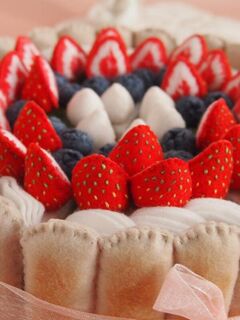 Игрушечный торт с клубникой "Шарлотта", изображение 5