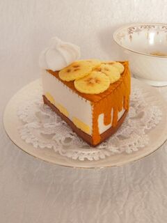 Торт из фетра игрушечный с бананом и карамелью