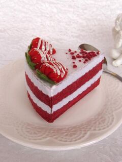 Торт из фетра Красный бархат с клубникой