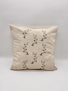 Наволочка декоративная с вышивкой Голубые цветы, изображение 2