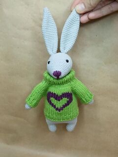 Вязаная игрушка Заяц в свитере, изображение 4