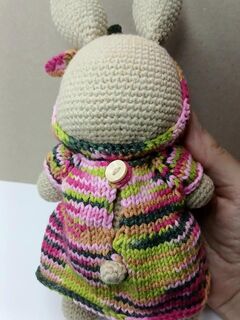 Вязаная игрушка Зайка в цветном платье, изображение 2