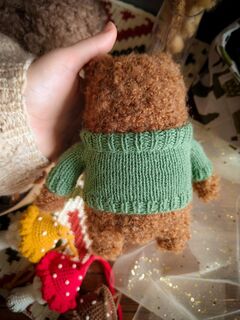 Игрушка Мишка вязаный, 17-18 см, в кофте с мухоморами, изображение 6