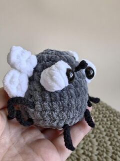 мягкая игрушка муха ручной работы / брелок муха, Вариации товаров: 3, Основной цвет: Темно-серый, изображение 3