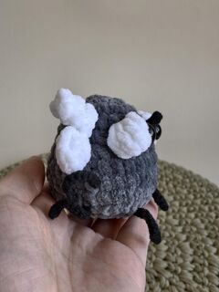 мягкая игрушка муха ручной работы / брелок муха, Вариации товаров: 3, Основной цвет: Темно-серый, изображение 5
