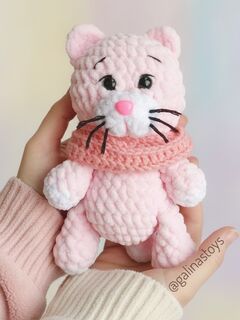 Плюшевый вязаный котёнок
