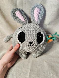 Вязаная мягкая игрушка ручной работы «Зайчик»