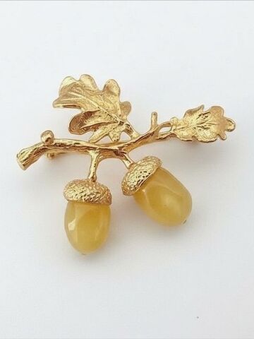 Брошь с янтарем Дубок