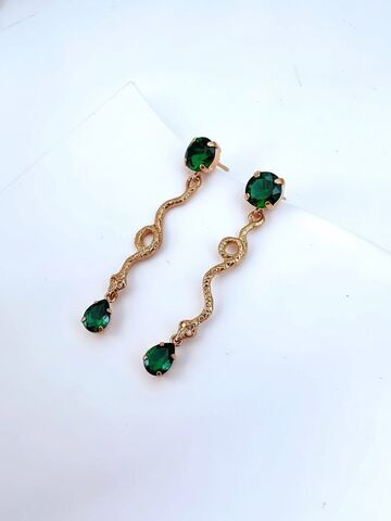 Серьги Змейки из авторской фурнитуры с позолотой, с изумрудными кубическими цирконами, изображение 2