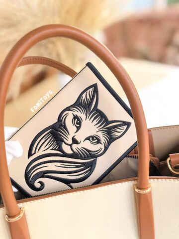 Кожаная обложка на паспорт женская / мужская (экокожа) с машинной вышивкой FomiToys. Кошечка черная. Ручная работа, Вариации товаров: 11, изображение 3