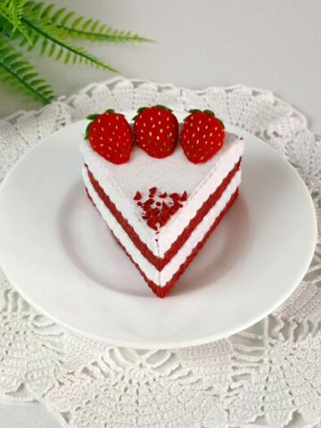 Торт из фетра Красный бархат с клубникой, изображение 3